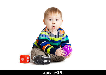 Enfant qui joue avec des jouets sur fond blanc. Drôles de petits jouets pour enfants jouant avec tasse Banque D'Images