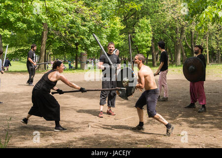 Montréal, CA - 4 juin 2017 : 'Guerriers de la montagne' à Montréal. Batailles médiéval dans le parc du Mont-Royal chaque dimanche. Banque D'Images