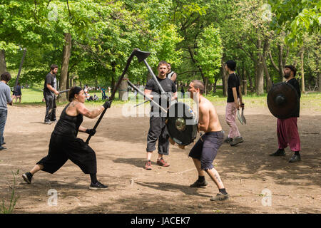 Montréal, CA - 4 juin 2017 : 'Guerriers de la montagne' à Montréal. Batailles médiéval dans le parc du Mont-Royal chaque dimanche. Banque D'Images