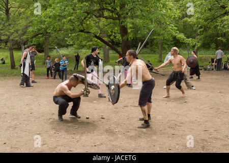 Montréal, CA - 4 juin 2017 : 'Guerriers de la montagne' à Montréal. Batailles médiéval dans le parc du Mont-Royal chaque dimanche. Banque D'Images