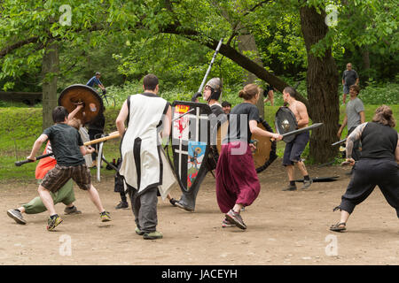 Montréal, CA - 4 juin 2017 : 'Guerriers de la montagne' à Montréal. Batailles médiéval dans le parc du Mont-Royal chaque dimanche. Banque D'Images