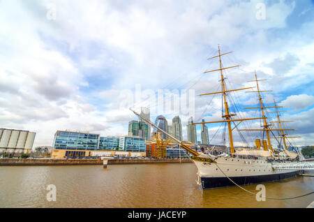 Vieux bateau sur le front de mer de le quartier chic quartier de Puerto Madero à Buenos Aires, Argentine Banque D'Images