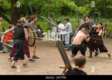 Montréal, CA - 4 juin 2017 : 'Guerriers de la montagne' à Montréal. Batailles médiéval dans le parc du Mont-Royal chaque dimanche. Banque D'Images