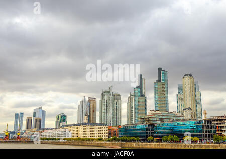 Gratte-ciel dans le quartier chic de Puerto Madero à Buenos Aires, Argentine Banque D'Images