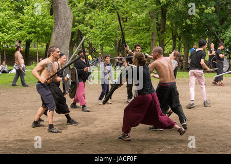 Montréal, CA - 4 juin 2017 : 'Guerriers de la montagne' à Montréal. Batailles médiéval dans le parc du Mont-Royal chaque dimanche. Banque D'Images