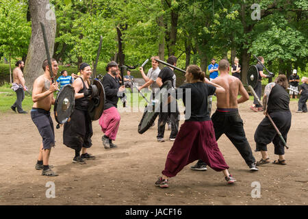 Montréal, CA - 4 juin 2017 : 'Guerriers de la montagne' à Montréal. Batailles médiéval dans le parc du Mont-Royal chaque dimanche. Banque D'Images