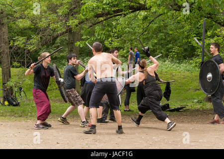 Montréal, CA - 4 juin 2017 : 'Guerriers de la montagne' à Montréal. Batailles médiéval dans le parc du Mont-Royal chaque dimanche. Banque D'Images