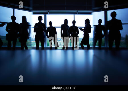 Plusieurs collègues décrit la fenêtre contre Banque D'Images