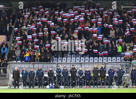 MARIBOR, SLOVÉNIE - 17 NOVEMBRE 2015 : les entraîneurs, les membres du personnel et de la substitution des joueurs de l'équipe nationale de football ukrainien avant l'UEFA EURO 2016 match Banque D'Images