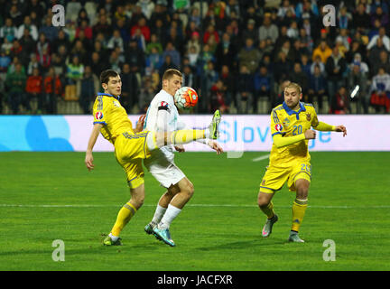 MARIBOR, SLOVÉNIE - 17 NOVEMBRE 2015 : ukrainien (en jaune) et de footballeurs slovène lutte pour un ballon pendant leur UEFA EURO 2016 Play-off pour Final Banque D'Images