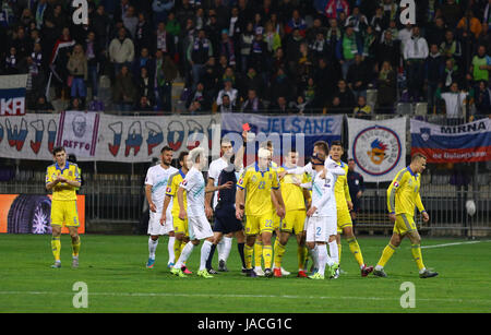 MARIBOR, SLOVÉNIE - 17 NOVEMBRE 2015 : Arbitre Cuneyt Cakir montre Carton rouge au miso Brecko de Slovénie pendant l'UEFA EURO 2016 Play-off pour Final Tournam Banque D'Images