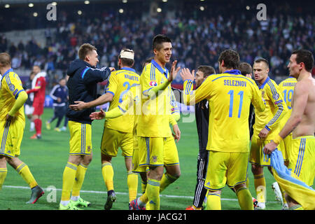 MARIBOR, SLOVÉNIE - 17 NOVEMBRE 2015 : footballeurs ukrainiens célèbrent leur victoire de l'UEFA EURO 2016 Match pour la final du tournoi après match contre sl Banque D'Images