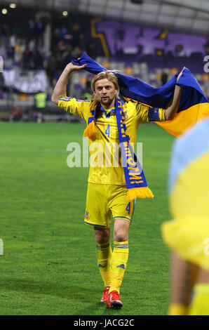 MARIBOR, SLOVÉNIE - 17 NOVEMBRE 2015 : Anatoliy Tymoshchuk de l'Ukraine célèbre la victoire de l'UEFA EURO 2016 Match pour la final du tournoi après gam Banque D'Images