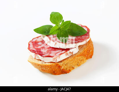 Canape croustillant avec saucisson sec Français Banque D'Images