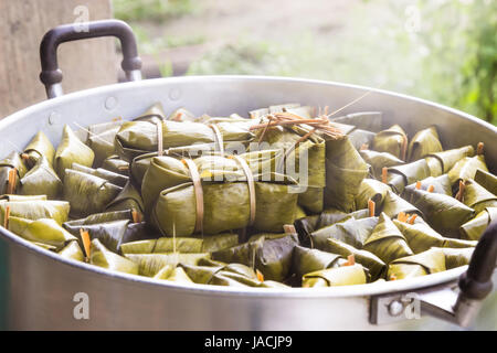 Khao tom mad est un dessert traditionnel thaïlandais fait à partir de riz gluant, le lait de coco, le sucre et les bananes , envelopper de feuilles de banane. Banque D'Images