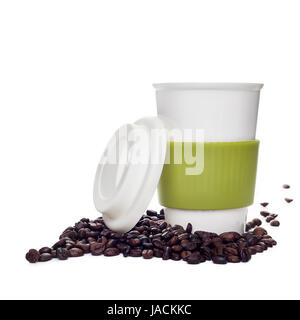 Tasse à café et haricots sur fond blanc Banque D'Images