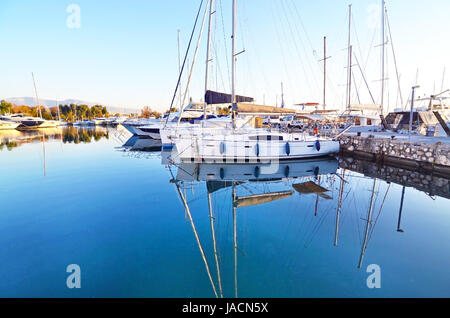 Bateaux réfléchi sur la Grèce mer Faliro Banque D'Images