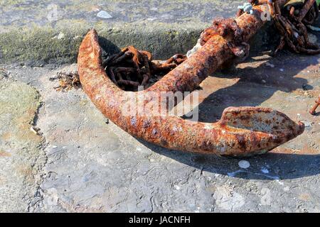 Rusty old anchor sur un quai désaffecté Banque D'Images