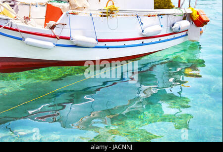 Bateau de pêche en mer sur l'île d'Aegina Grèce Banque D'Images