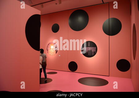 YAYOI KUSAMA - Entrée de niveau 1 de l'exposition 'l'éternité de l'éternité de l'éternité" tenu à la Matsumoto City Museum of Art à partir de 2012 Jul-Nov à Matsumoto, dans la préfecture de Nagano, Japon - 28 juillet 2012. Crédit photo : George Chin/IconicPix Banque D'Images