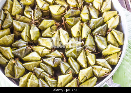 Khao tom mad est un dessert traditionnel thaïlandais fait à partir de riz gluant, le lait de coco, le sucre et les bananes , envelopper de feuilles de banane. Banque D'Images