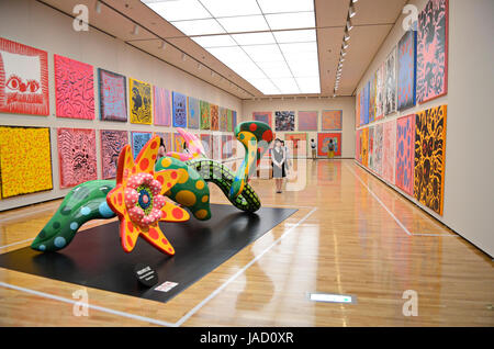 - Sculpture Yayoi Kusama'fleurs qui s'épanouissent demain' sur l'affichage à l'éternité de l'éternité de l'Éternité' exhbition tenue au Musée d'Art de la ville de Matsumoto à partir de juillet - Nov 2012 à Matsumoto, dans la préfecture de Nagano, Japon - 28 juillet 2012. Crédit photo : George Chin/IconicPix Banque D'Images