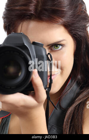 Portrait d'un photographe femme tenant un appareil photo reflex numérique isolated on white Banque D'Images