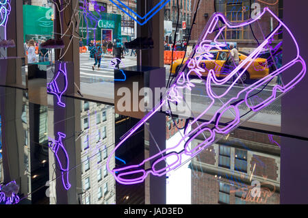 Une vue à plusieurs niveaux de l'intérieur de la Nike showplace Store de SoHo, à New York City neon affiche les illustrations, réflexions, et la vie sur Spring Street Banque D'Images