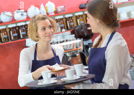 Coffee shop baristas travaillant Banque D'Images