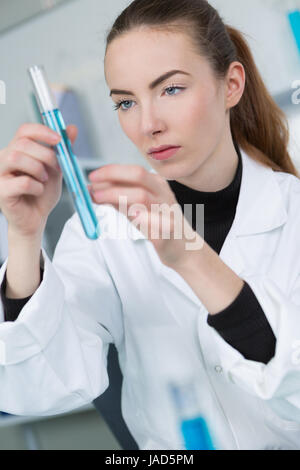 Technicien à la pipette et le tube à essai de laboratoire microbiologique Banque D'Images