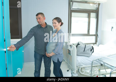 Femme enceinte avec son mari lors de l'attente dans la chambre d'hôpital Banque D'Images