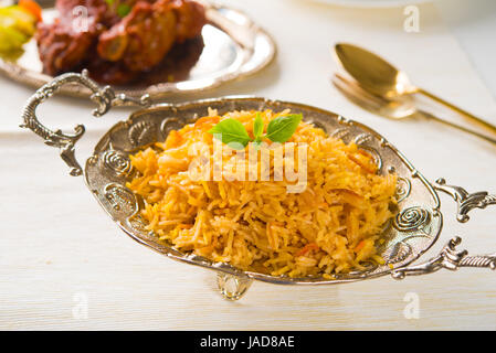 Saté de poulet au riz plat argenté Banque D'Images