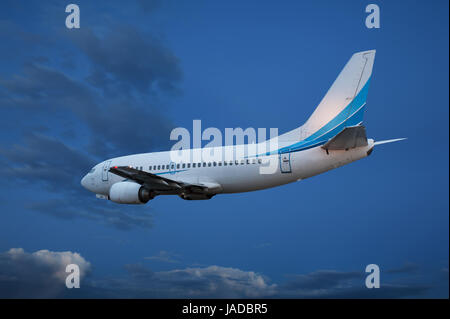 Grand avion de passagers volant dans le ciel bleu Banque D'Images