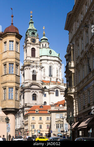 La magnifique église baroque de saint Nicolas dans le quartier de Malá Strana de Prague Banque D'Images