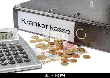 Ein Ordner mit der Aufschrift Krankenkasse', Geld und Taschenrechner freigestellt auf weißem Hintergrund - un classeur étiqueté d'esprit, le mot 'Krankenkasse" (allemand de l'assurance-maladie), la calculatrice et monnaie européenne isolé sur fond blanc Banque D'Images