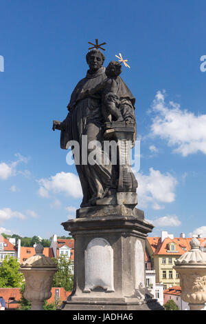 Une statue d'Antoine de Padoue sur le pont Charles à Prague, cette statue représente Saint Antoine debout entre deux vases, tenant Jésus. Banque D'Images