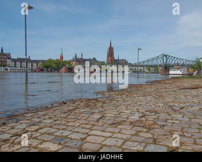 Inondation de la rivière Main à Frankfurt am Main en Allemagne Banque D'Images