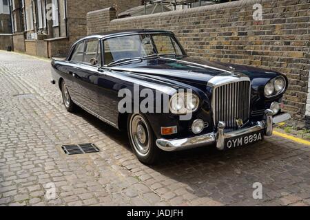 Bentley S2 coupé Œil chinois stationné sur la rue pavées à Londres Banque D'Images