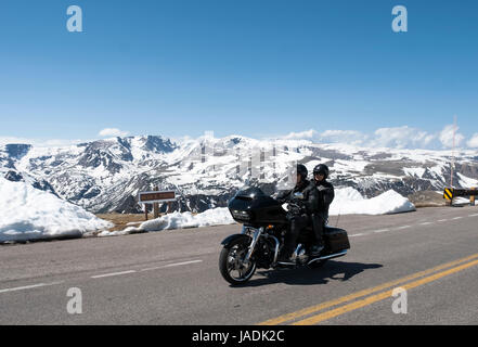 Motocycliste et le passager en voiture autoroute Beartooth de Red Lodge à Cooke City, Montana. Banque D'Images