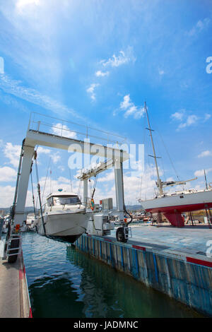 Bateau grue travaillant avec des bateaux en Méditerranée Banque D'Images