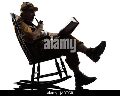Sherlock Holmes silhouette lecture assis dans un rocking-chair en studio sur fond blanc Banque D'Images
