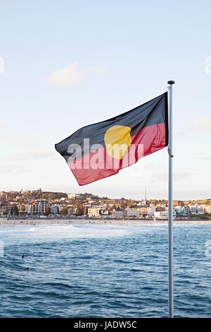 Une journée ensoleillée à Sydney à l'ensemble de la plage de Bondi avec drapeau dans l'avant-plan Banque D'Images