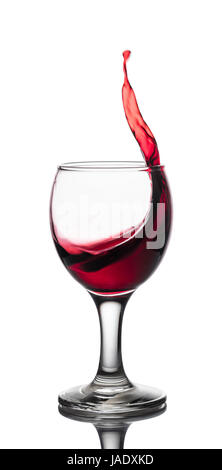 Vague de vin rouge dans un verre sur fond blanc Banque D'Images