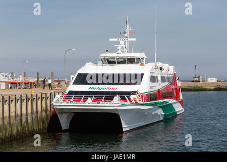 HELGOLAND, ALLEMAGNE - le 22 mai 2017 : le port ferry de Helgoland prêt pour le départ à Cuxhaven, Allemagne Banque D'Images