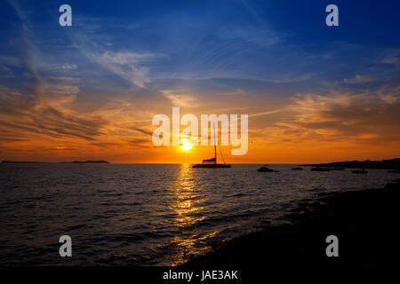 Ibiza San Antonio Abad de Portmany coucher du soleil à Îles Baléares d'espagne Banque D'Images