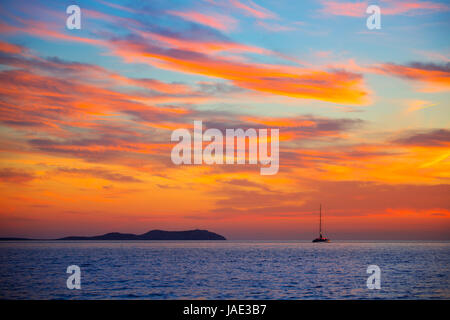 Ibiza San Antonio Abad de Portmany coucher du soleil à Îles Baléares d'espagne Banque D'Images