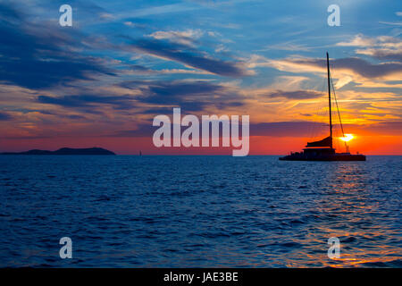 Ibiza San Antonio Abad de Portmany coucher du soleil à Îles Baléares d'espagne Banque D'Images