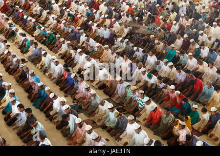 Les dévots offrent la Jummah prières à la grande mosquée Baitul Mukarram à Dhaka le premier vendredi du mois de Ramadan. Dhaka, Bangladesh Banque D'Images
