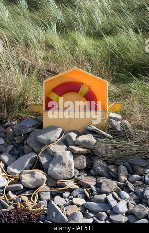 Bouée sur rocky beal beach, dans le comté de Kerry Irlande avec des dunes en arrière-plan Banque D'Images