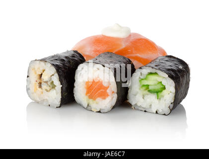 Rouleaux de sushi et isolé sur fond blanc Banque D'Images